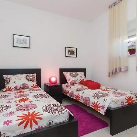 With Parking Space - 26927 Apartment Pula